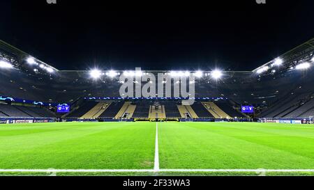 Le stade vide de Borussia Dortmund, signal Iduna Park. Anciennement connu sous le nom de Westfalenstadion. Dortmund, Rhénanie-du-Nord-Westfalia, Allemagne Banque D'Images