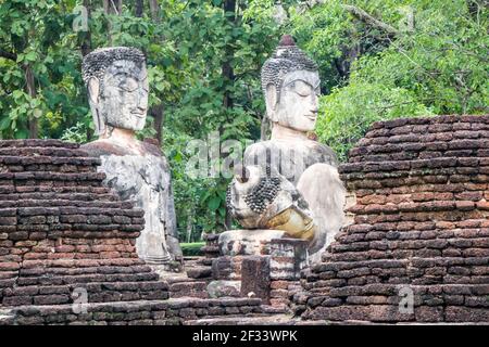 Statues de Bouddha au parc historique de Kamphaeng Phet, Thaïlande Banque D'Images
