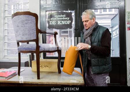 Tilburg, Pays-Bas. Les 75 ans d'emballage garçon tapissier ses dernières choses avant de prendre sa retraite et partiellement son entreprise déménagement apeurant. Banque D'Images