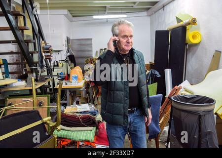 Tilburg, Pays-Bas. Les 75 ans de son dernier garçon tapissier d'appel téléphonique avant de prendre sa retraite et partiellement son entreprise déménagement apeurant. Banque D'Images