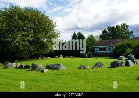 Petit cercle de pierre sur l'herbe verte dans un village Banque D'Images