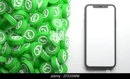 Valence, Espagne - Mars, 2021: Tas d'icônes WhatsApp avec maquette de téléphone mobile isolée sur un fond blanc en rendu 3D. WhatsApp est une application en ligne Banque D'Images