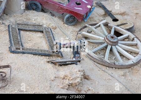 Diverses vieilles junk dispersées dans le sable. Fragment de conception du populaire café Farsha à Sharm El Sheikh, Egypte. Banque D'Images