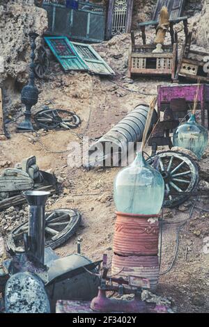 Diverses vieilles junk dispersées dans le sable. Fragment de conception du populaire café Farsha à Sharm El Sheikh, Egypte. Banque D'Images