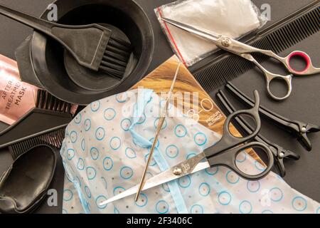 Image isolée d'un équipement de coiffage de cheveux et d'une maison kit de coloration pour cheveux Banque D'Images