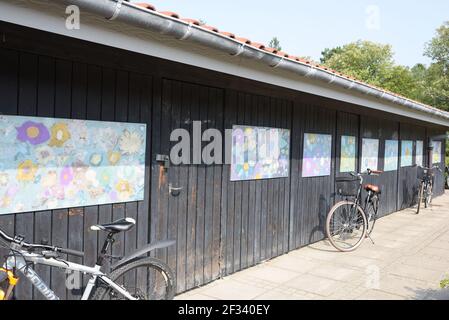 Hangar à vélos avec art sur le mur dans la cour de l'école Banque D'Images