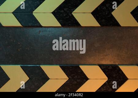 rendu 3d du motif de grunge de danger d'avertissement en jaune et couleur noire sur plaque métallique rouillée Banque D'Images