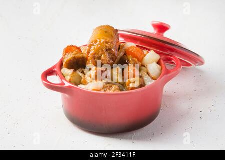 Coddle ou coddle irlandais, saucisse traditionnelle de pommes de terre grillées Banque D'Images