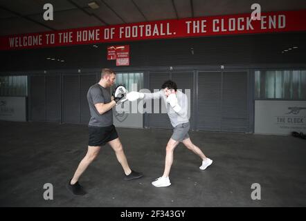 James Robinson et Guiseppe Sartori utilisent la couverture du stade Emirates à Highbury, Londres pour s'entraîner à la boxe en raison de la fermeture des gymnases. Banque D'Images