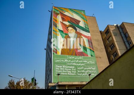 Téhéran, Iran - 22 novembre 2015 : une grande fresque murale sur l'un des bâtiments de Téhéran représentant imam Khomeini, le chef de la révolution islamique Banque D'Images