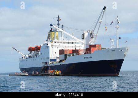 SAINTE-HÉLÈNE - 7 OCTOBRE 2015 : la RMS Sainte-Hélène dans la baie James à Sainte-Hélène après l'un de ses derniers voyages vers l'île de l'océan Atlantique Banque D'Images