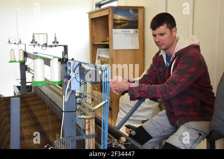 Scott MacRury, Isle of Lewis Weaver, Scott MacRury, Borve, Isle of Lewis, Western Isles, Écosse, Royaume-Uni Banque D'Images