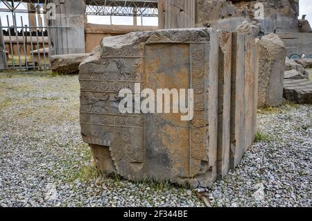 Un fragment d'une structure en pierre finement décorée au Ruines de Persepolis près de Shiraz en Iran Banque D'Images