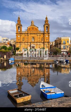 Église Saint-Joseph à Msida, Malte, église paroissiale de style baroque de 1889 et bateaux dans le port Banque D'Images