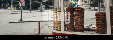 Pâtisserie turque traditionnelle sur le stand de concession sur la rue Unban, Istanbul, Turquie, bannière Banque D'Images