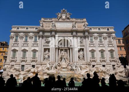 La fontaine de Trevi et la silhouette des gens dans la ville de Rome, en Italie, célèbre monument baroque du XVIIIe siècle. Banque D'Images