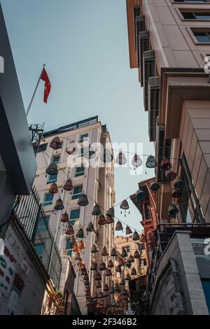 Vue à angle bas sur les lanternes traditionnelles en osier entre les maisons de Balat, Istanbul, Turquie Banque D'Images