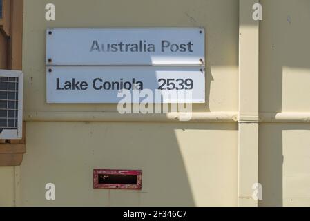 Une affiche du poste d'Australie décolorée à l'extérieur du magasin général et Bureau de poste pour le lac Conjola en Nouvelle-Galles du Sud côte sud en Australie Banque D'Images