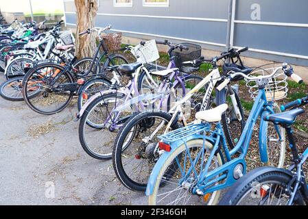 un vélo dans une place de parking une cour d'école Banque D'Images