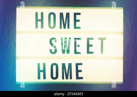 Un panneau lumineux avec le texte Home Sweet Home Banque D'Images