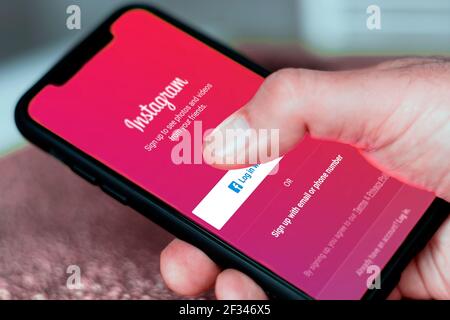 Rome, Italie, 16 février 2021 : main tenant un smartphone avec la page de connexion à l'application sociale Instagram à l'écran. Réseau social et Internet. Banque D'Images