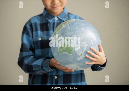 Élèves de l'école primaire pensant aux problèmes environnementaux Banque D'Images