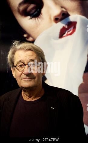 Le photographe de mode de classe mondiale Helmut Newton debout par un De ses estampes "Belluci" sur le spectacle de Mayfair.12 septembre 2002 photo Andy Paradise Banque D'Images