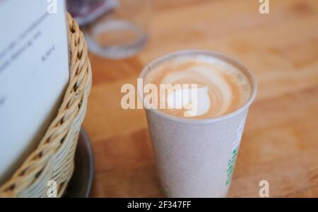 Berlin, Allemagne. 15 mars 2021. Un cappuccino en forme de coeur dans la mousse de lait, préparé par un employé d'un café de Berlin-Mitte, se tient sur une table. En raison de l'épidémie de Corona, les détaillants ont été contraints de fermer leurs magasins à l'échelle nationale pour la première fois le 18 mars 2020 et les restaurants le 21 mars 22. Credit: Annette Riedl/dpa/Alay Live News Banque D'Images