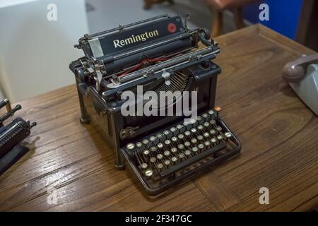Seia / Portugal - 08 22 2020: Vue de l'ancienne machine à écrire Remington rétro, sur une table en bois Banque D'Images