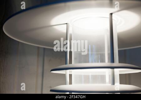 lampadaire classique avec divers panneaux blancs Banque D'Images