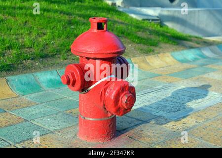 Feu rouge vif ou borne d'eau dans les rues de Shanghai près du petit pain. Banque D'Images