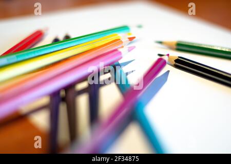 Crayons de couleur isolé sur fond blanc close up Banque D'Images