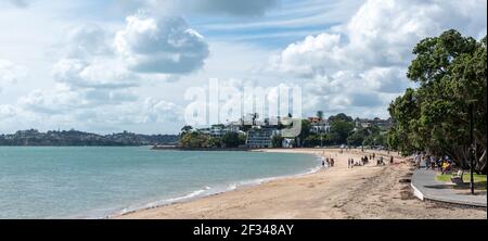 AUCKLAND, NOUVELLE-ZÉLANDE - 09 mars 2021 : vue panoramique sur la plage de Mission Bay Banque D'Images