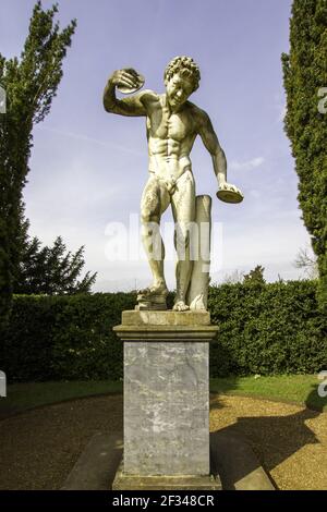 HIGH WYCOMBE, ROYAUME-UNI - 07 avril 2018 : statue d'une figure classique dans le domaine de Hughenden Manor Banque D'Images