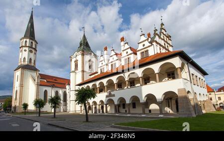 Ancien hôtel de ville et basilique de l'église Saint-Jacques à Levoca alias Levoča. Un site patrimonial classé par l'UNESCO en Slovaquie, en Europe centrale Banque D'Images