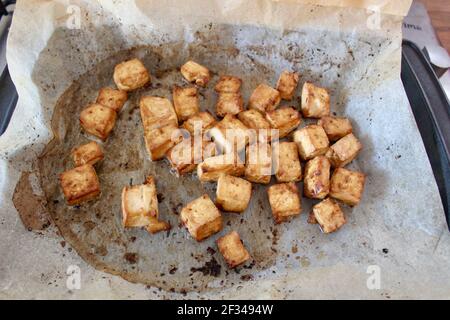 tofu cuit au four sur du papier de cuisson sur la plaque de cuisson Banque D'Images