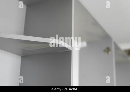 Détails des armoires de cuisine personnalisées. Cuisine modulaire grise en carton sur une variété d'étapes d'installation dans la cuisine avec un carrelage gris Banque D'Images