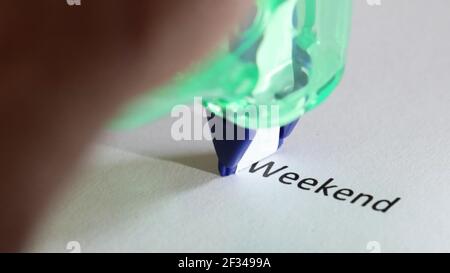 Un concept de retour au travail, de fin de semaine ou de fin de semaine. Le mot week-end est partiellement couvert par une bande de correction. Week-end à éviter. Travailler toute la fin de semaine Banque D'Images