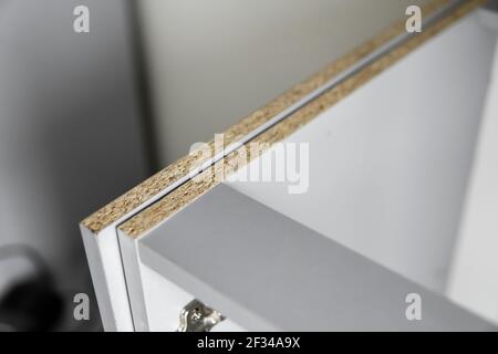 Détails des armoires de cuisine personnalisées de la cuisine modulaire grise de matériel de tableau sur une variété de étapes d'installation. Banque D'Images