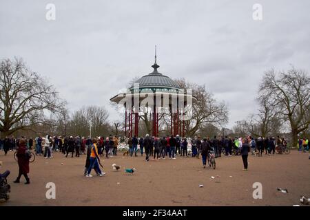 Des foules de gens au Clapham Common Bandstand en rendant hommage à Sarah Everard Banque D'Images