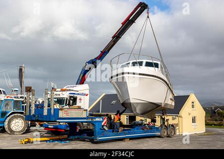 Bateau hissé par Mobile Crane à Boatyard, comté de Kerry, Irlande Banque D'Images