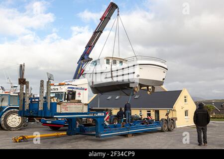 Bateau hissé par Mobile Crane à Boatyard, comté de Kerry, Irlande Banque D'Images