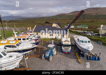 Bateau hissé par Mobile Crane à Boatyard, comté de Kerry, Irlande Banque D'Images