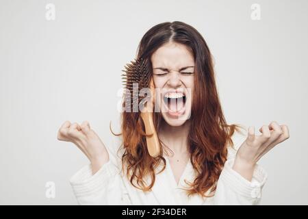 femme peignant cheveux fragile extrémités fractionnées problèmes de santé Banque D'Images