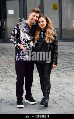 Sonny Jay avec sa fiancée Lauren Faith devant les studios de Global radio à Londres. Date de la photo: Lundi 15 mars 2021. Banque D'Images