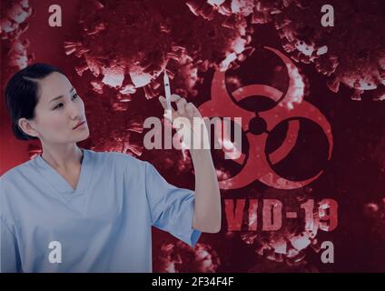 Composition des cellules Covid 19 et symbole de danger biologique sur la femelle médecin tenant la seringue Banque D'Images