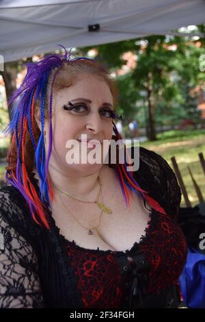 Portrait de créateur de bijoux Dame Arielle lors de la Journée de la fierté païenne Harvest Festival à Washington Square Park à New York City Banque D'Images