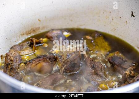 Cuisine arabe cuite dans une casserole Banque D'Images