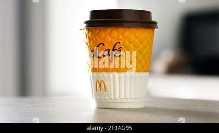 Odessa, Ukraine - Mars 05 2021: Une tasse de papier de McDonald's Coffee sur table grise dans un café Banque D'Images