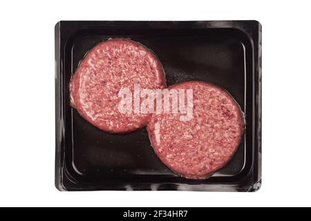 vue de dessus de la viande de bœuf hamburger dans l'aspirateur emballage noir en plastique isolé sur fond blanc Banque D'Images